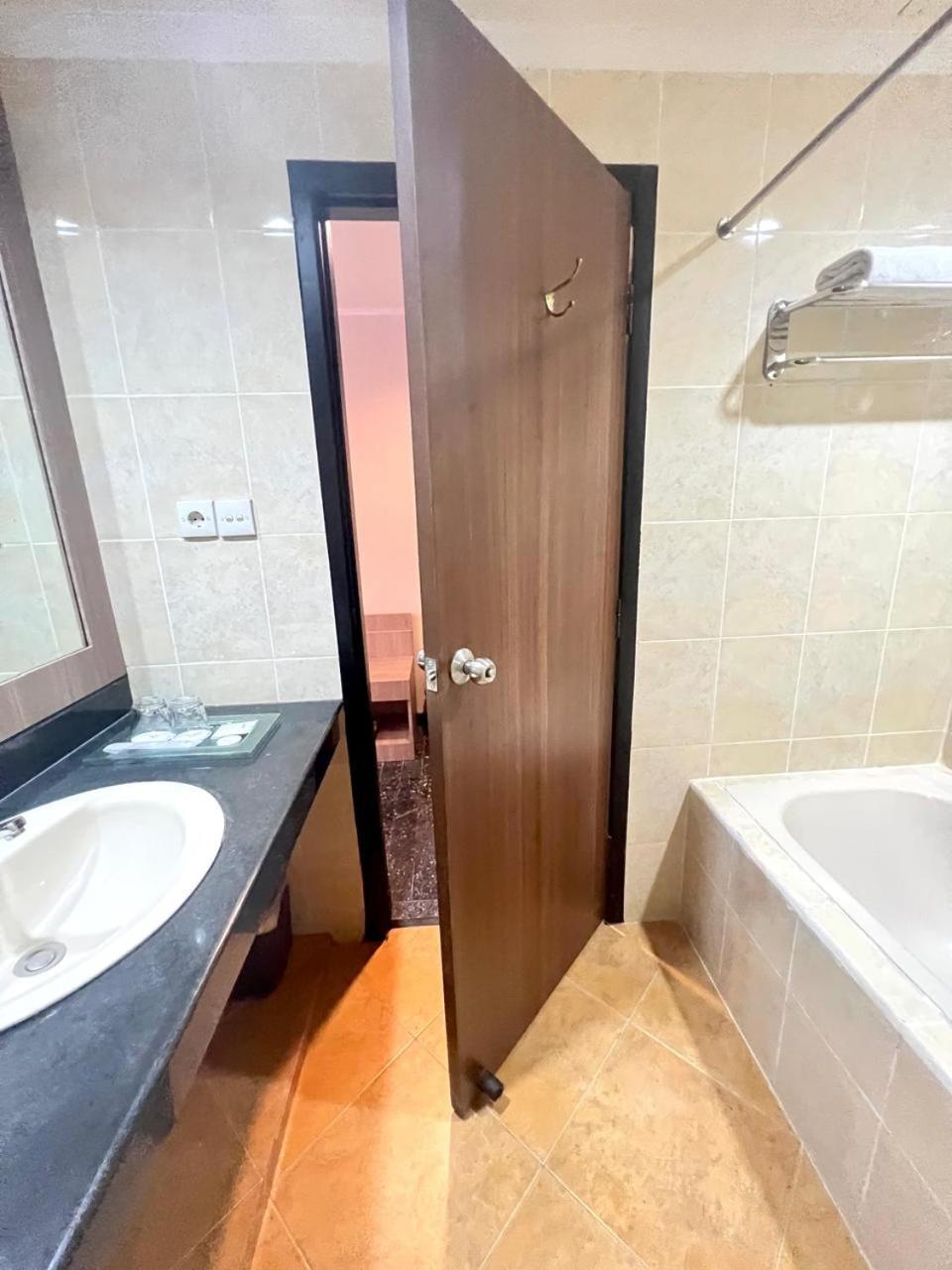 Royal Asia Hotel Палембанг Екстериор снимка